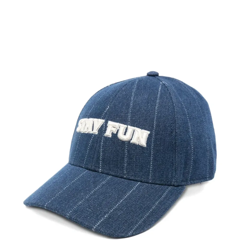 Бейсболка в тонкую полоску