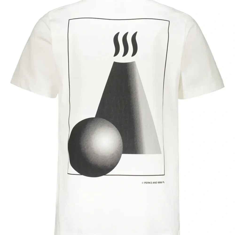 Футболка с вышитым логотипом