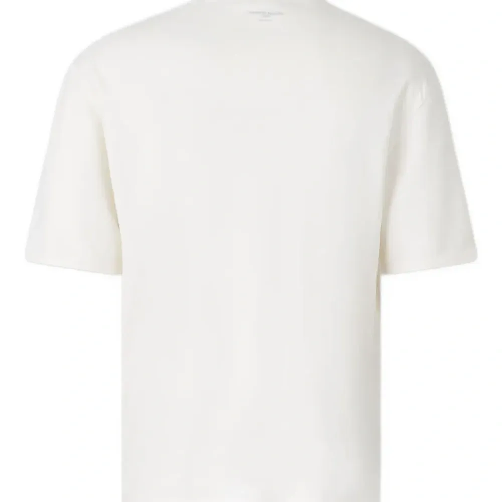 футболка с нагрудным карманом