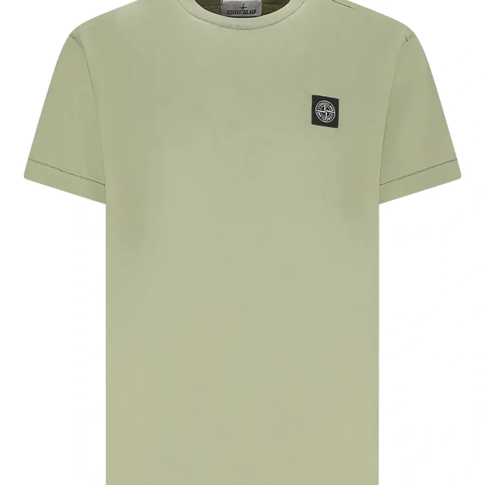 футболка с нашивкой-логотипом