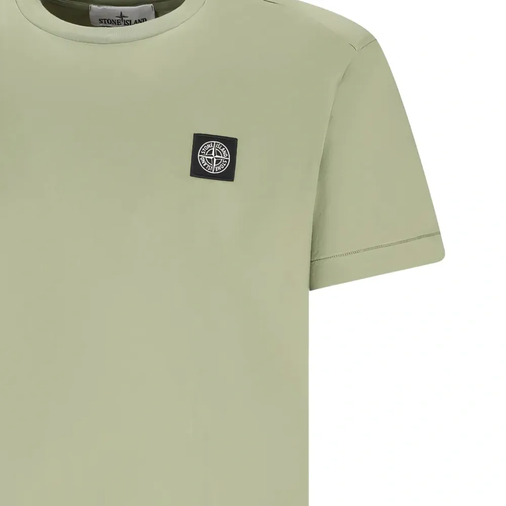 футболка с нашивкой-логотипом