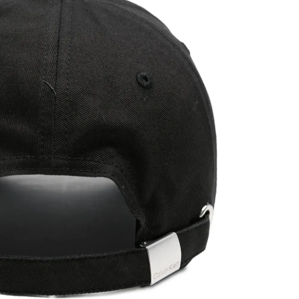 Бейсболка с нашивкой-логотипом