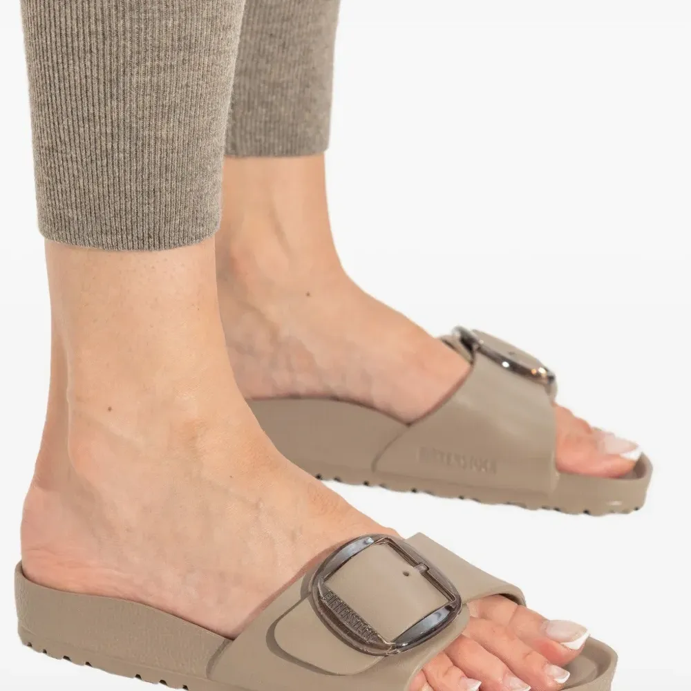 Шлепанцы с пряжкой