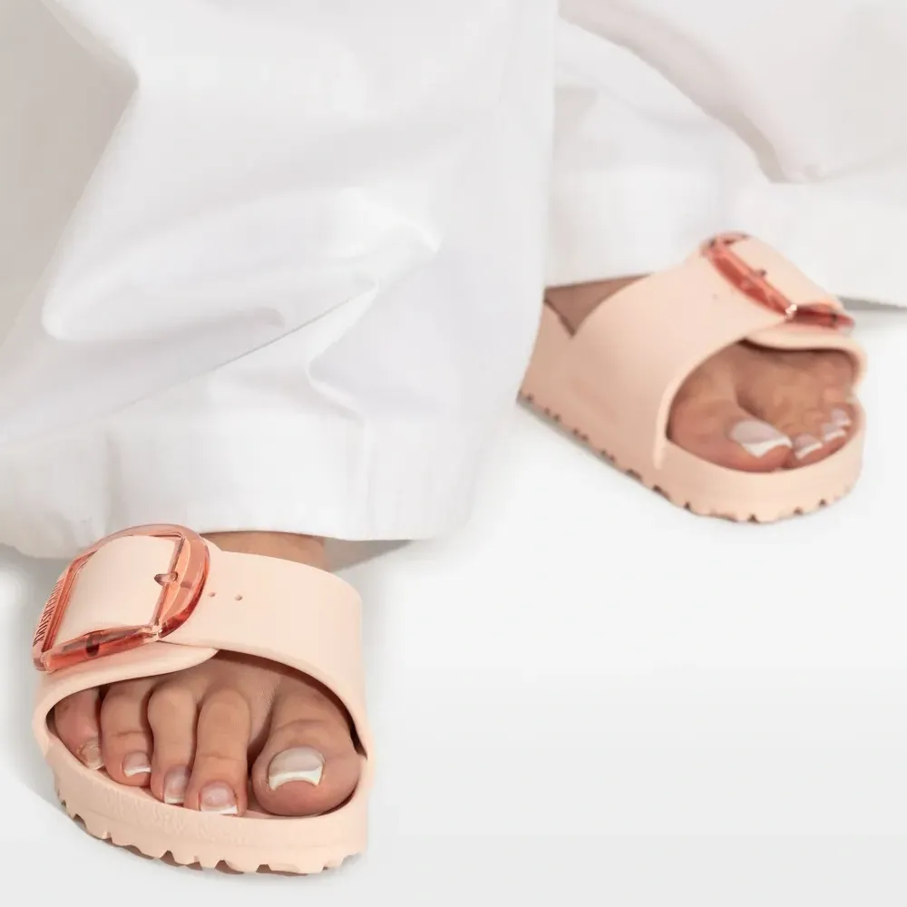 шлепанцы с пряжкой