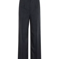 брюки в тонкую полоску со складками