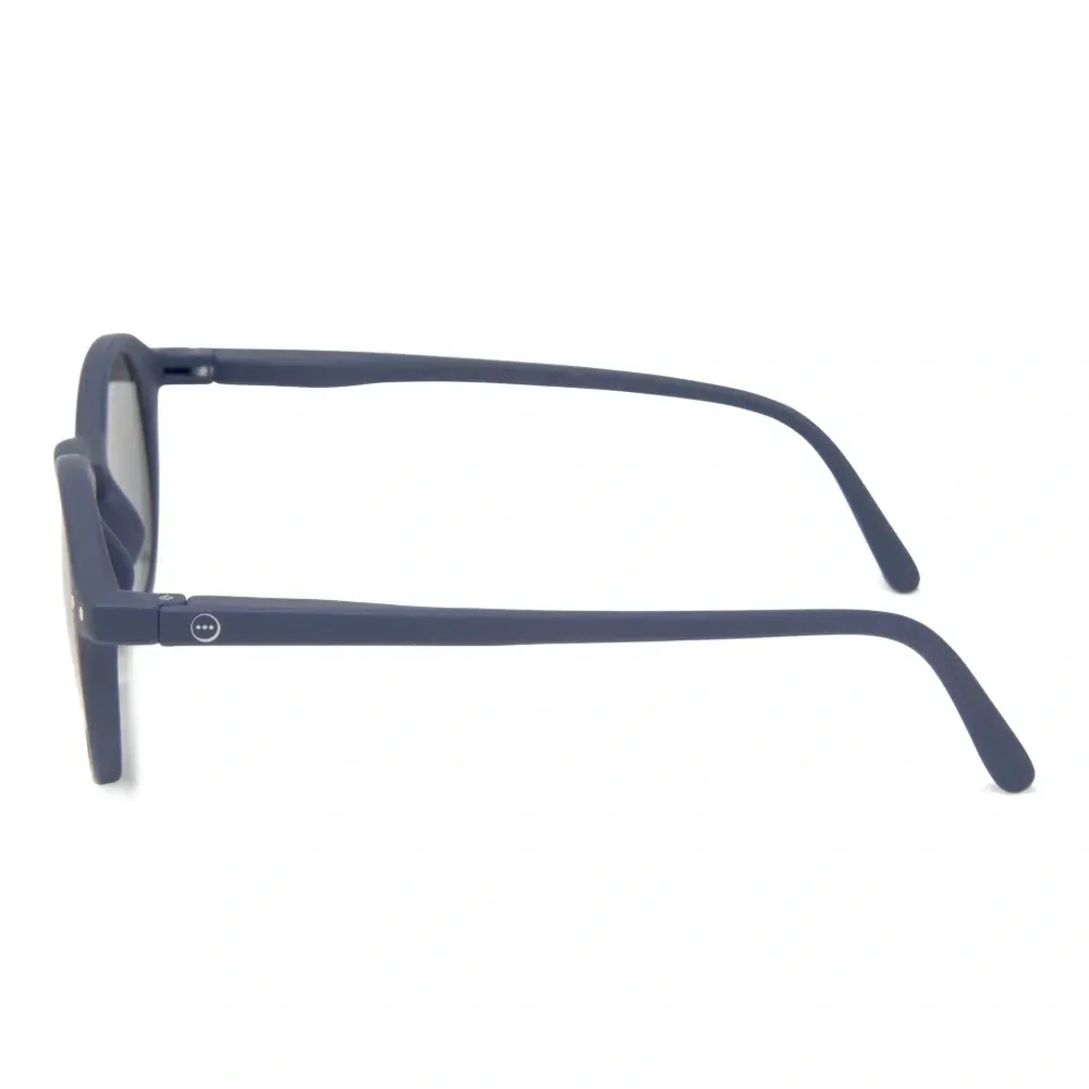 Солнцезащитные очки в круглой оправе