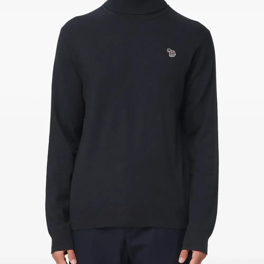 Свитер с высоким воротником и зебровым принтом