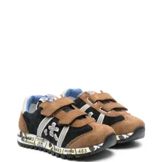 Кроссовки с нашивкой и ремешком