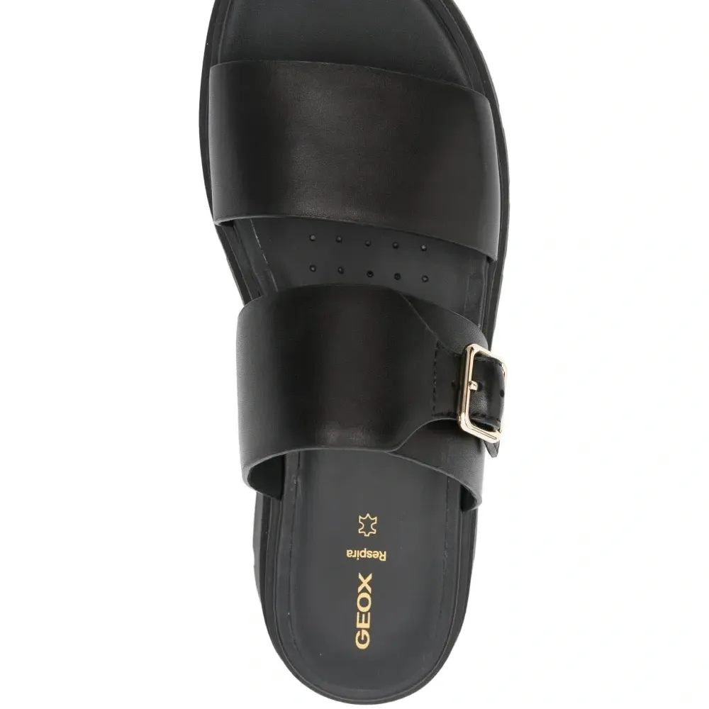 Сандалии на платформе с пряжкой