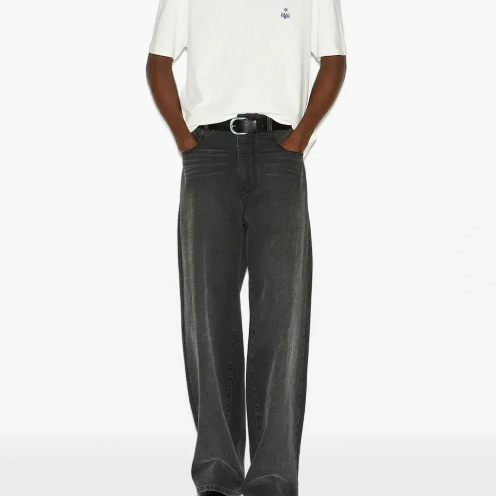 Футболка с вышитым логотипом