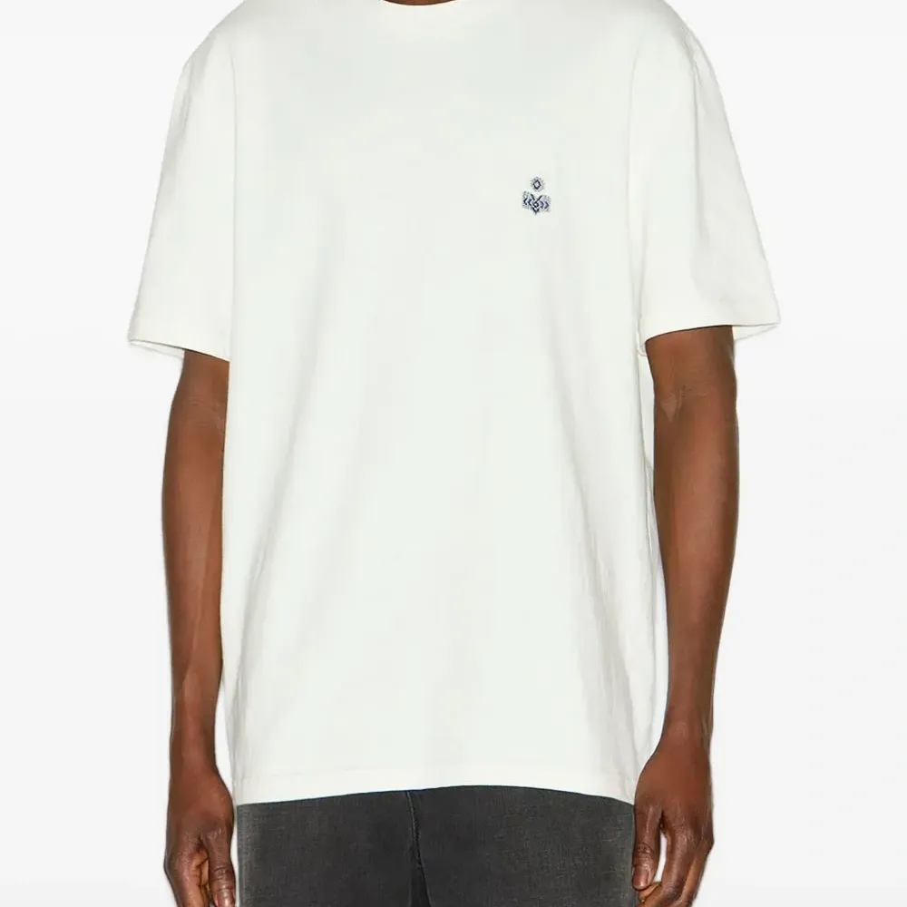 Футболка с вышитым логотипом