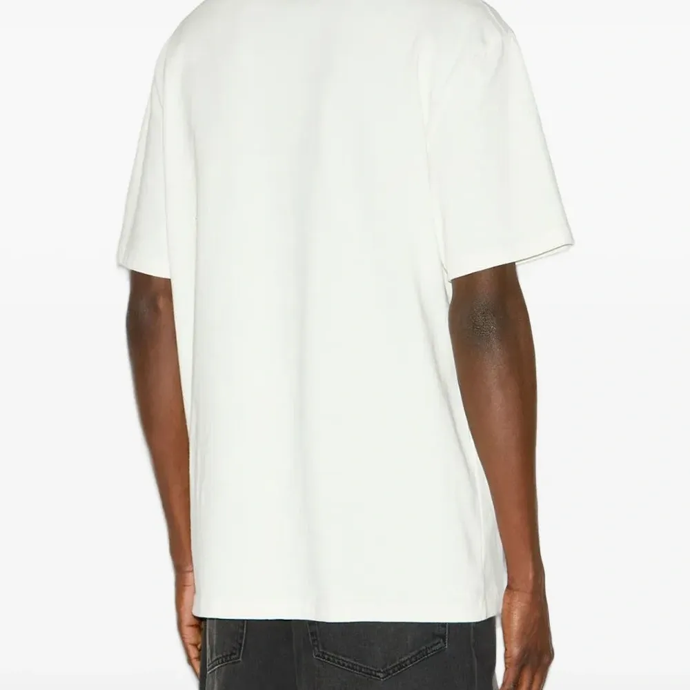 Футболка с вышитым логотипом