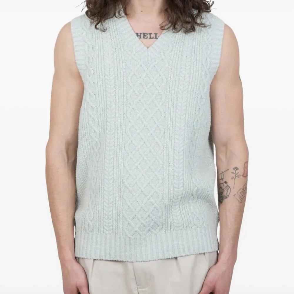 Вязаный жилет с V-образным вырезом