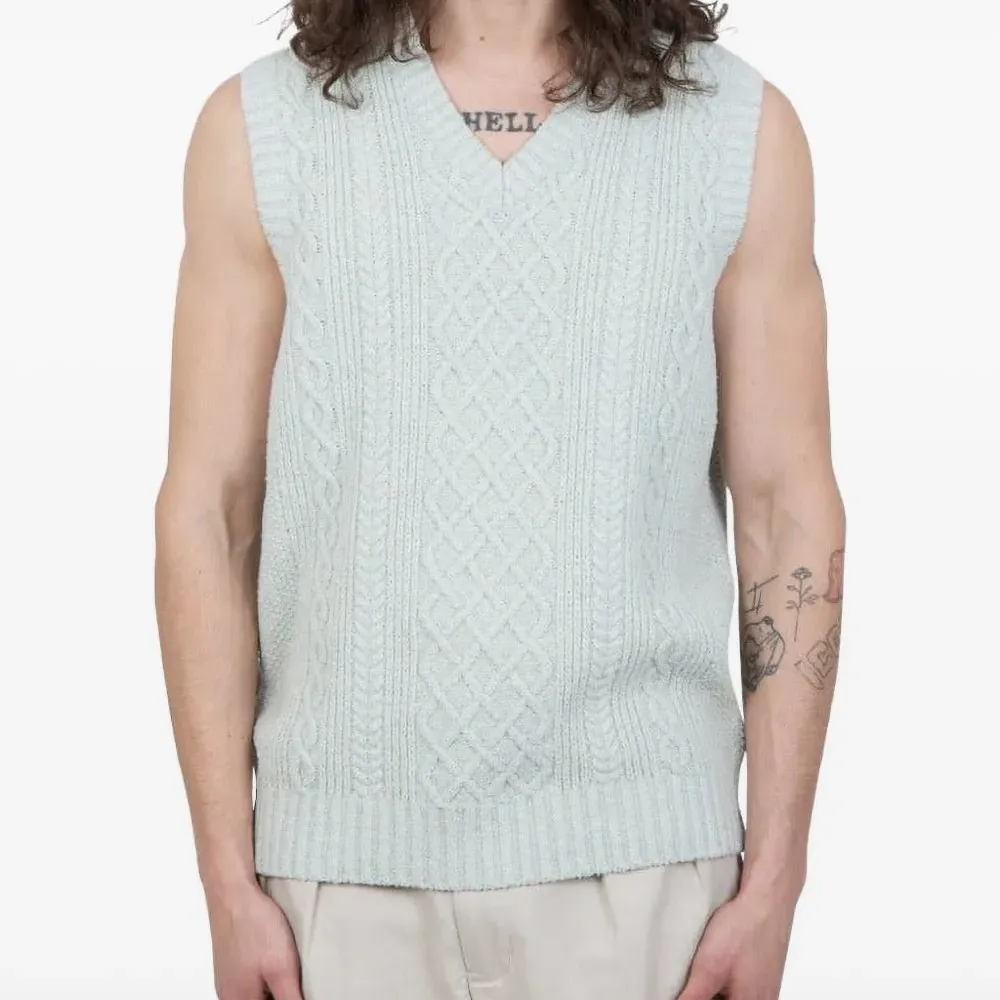 Вязаный жилет с V-образным вырезом