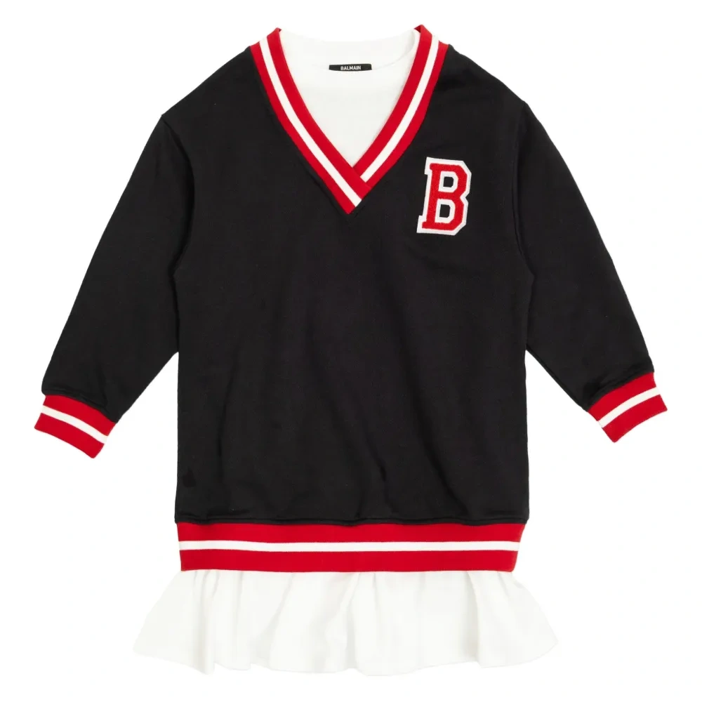 платье с V-образным вырезом и оборками