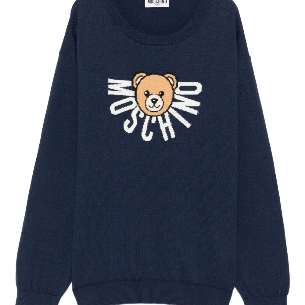 свитер с логотипом