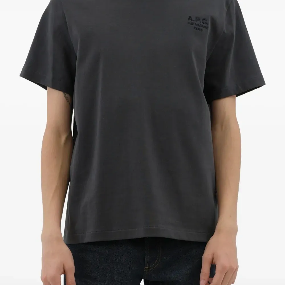 Футболка с вышитым логотипом Футболка с вышитым логотипом