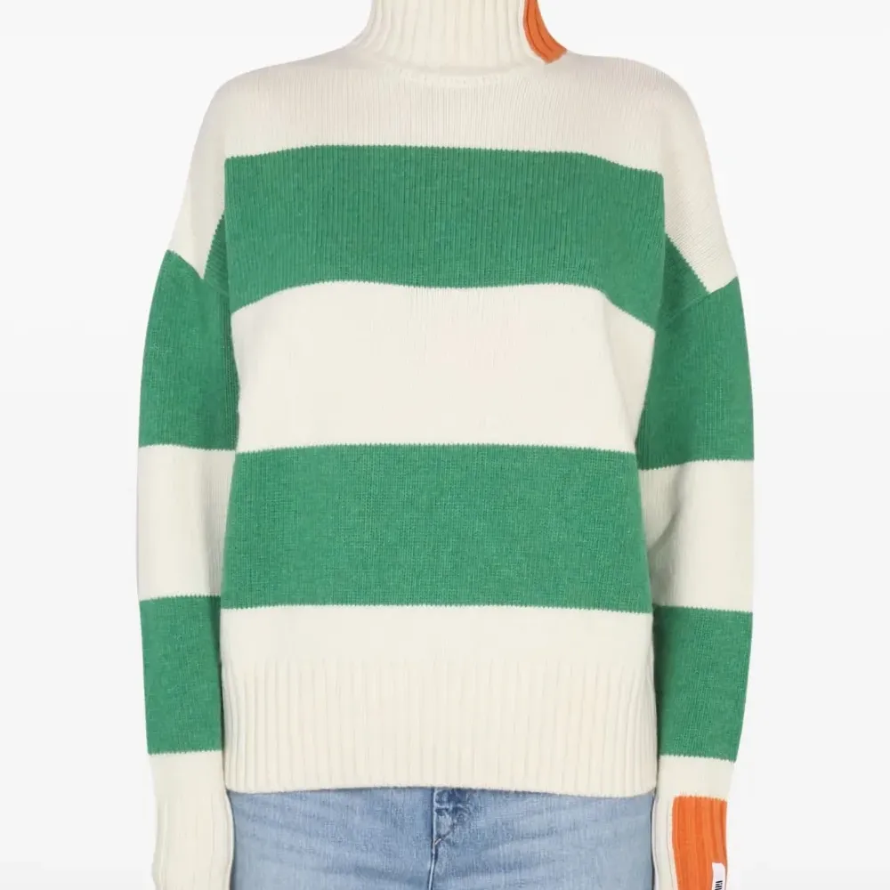 Полосатый свитер с высоким воротником Полосатый свитер с высоким воротником