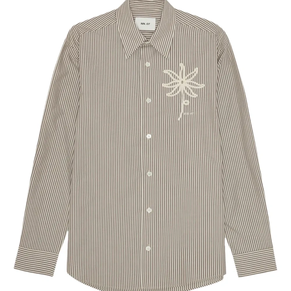 Полосатая рубашка с цветочной вышивкой