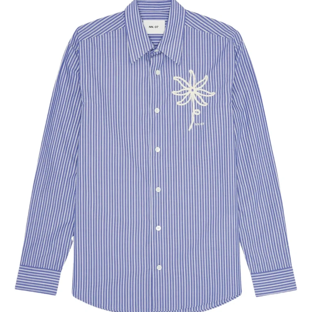 Полосатая рубашка с цветочной вышивкой