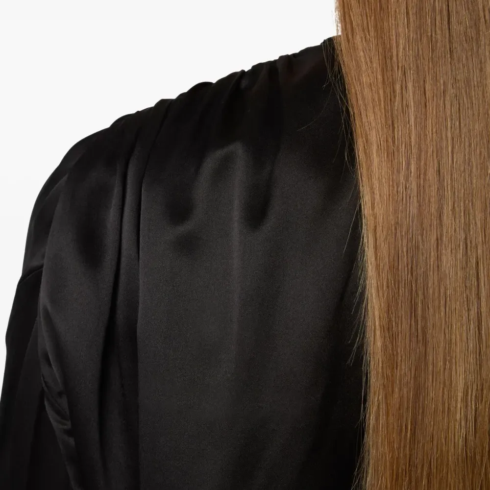 Атласный топ с V-образным вырезом