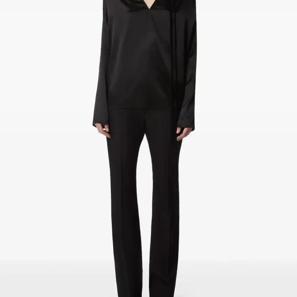 Атласный топ с V-образным вырезом