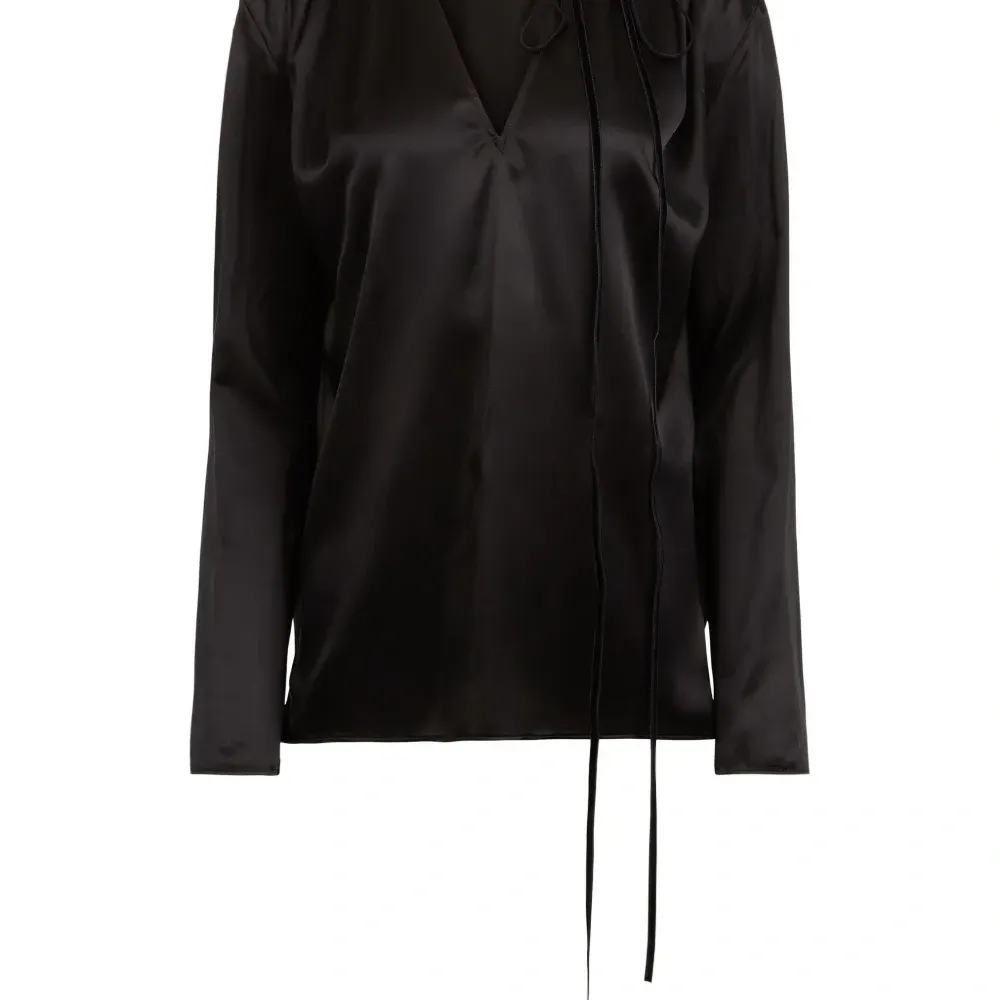 Атласный топ с V-образным вырезом