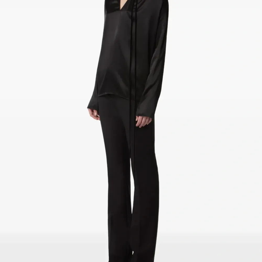 Атласный топ с V-образным вырезом