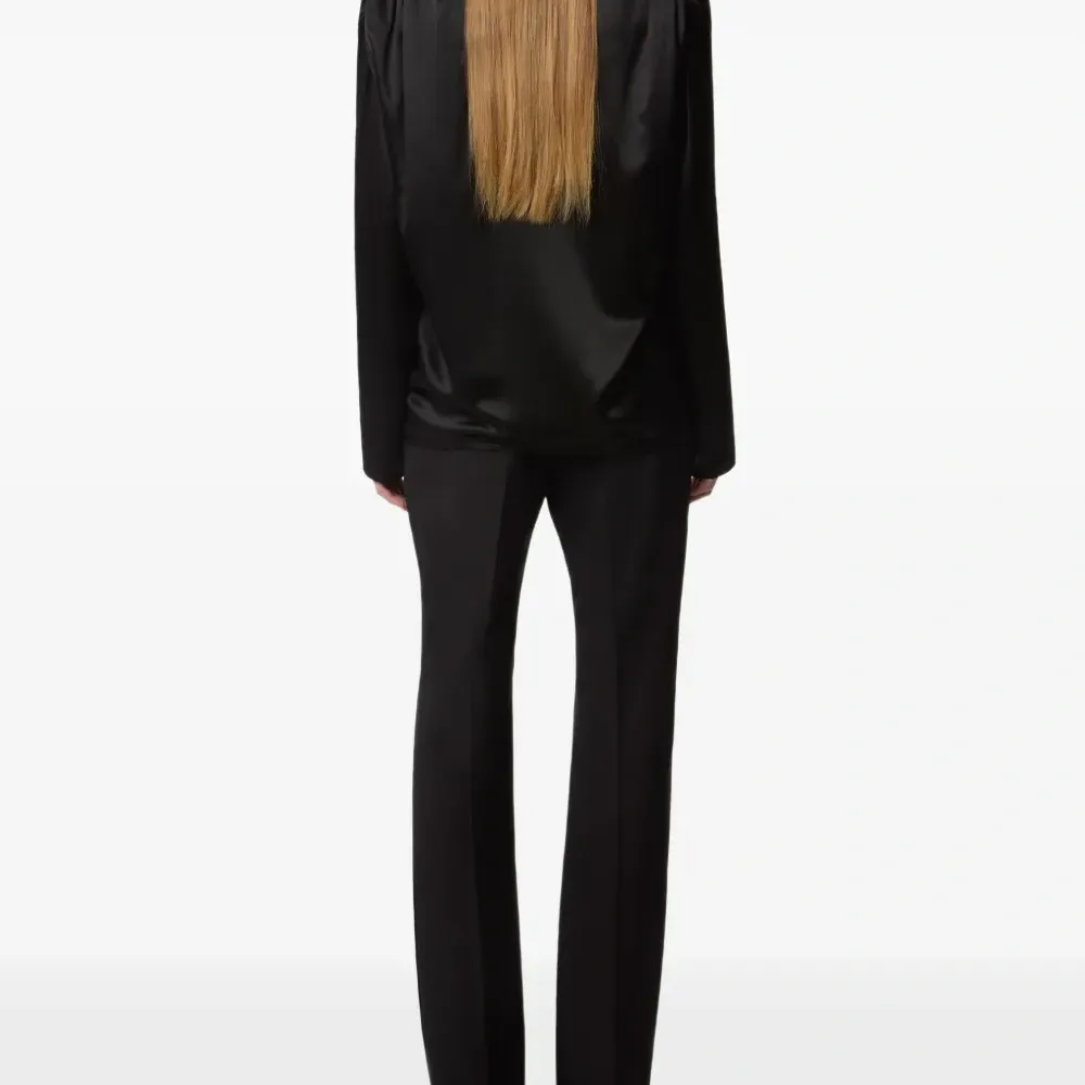 Атласный топ с V-образным вырезом