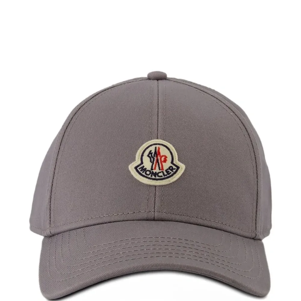 кепка с нашивкой-логотипом