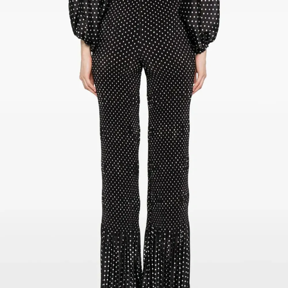 Брюки в горох со складками