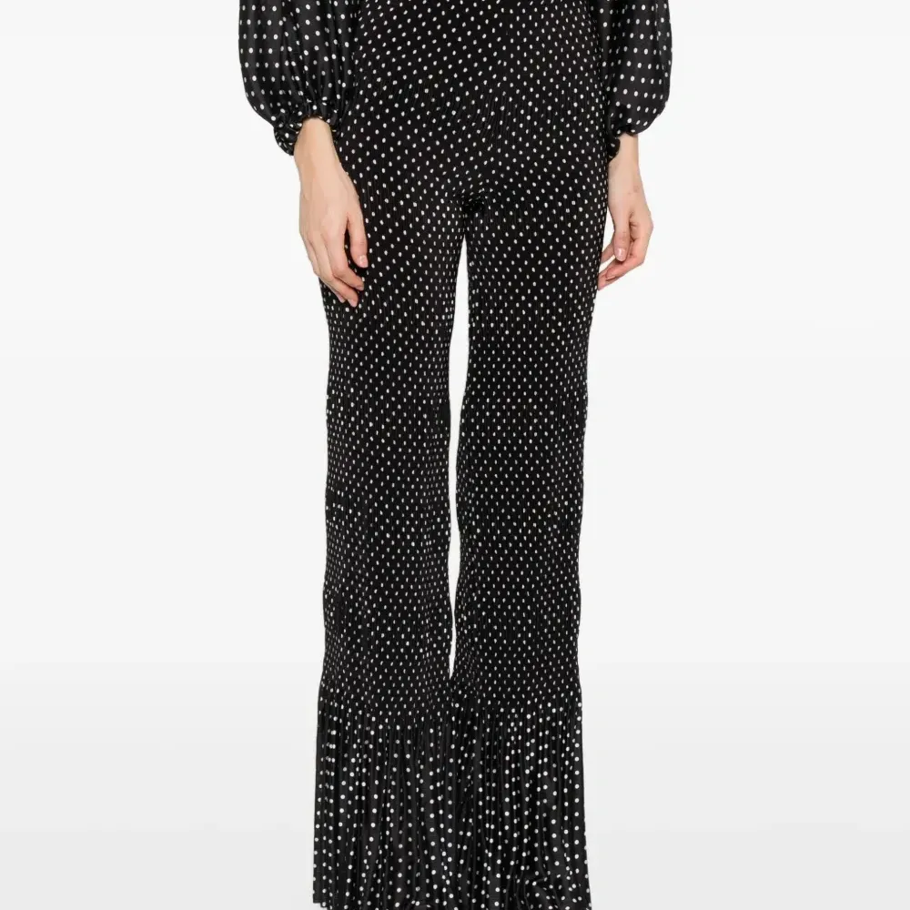 Брюки в горох со складками