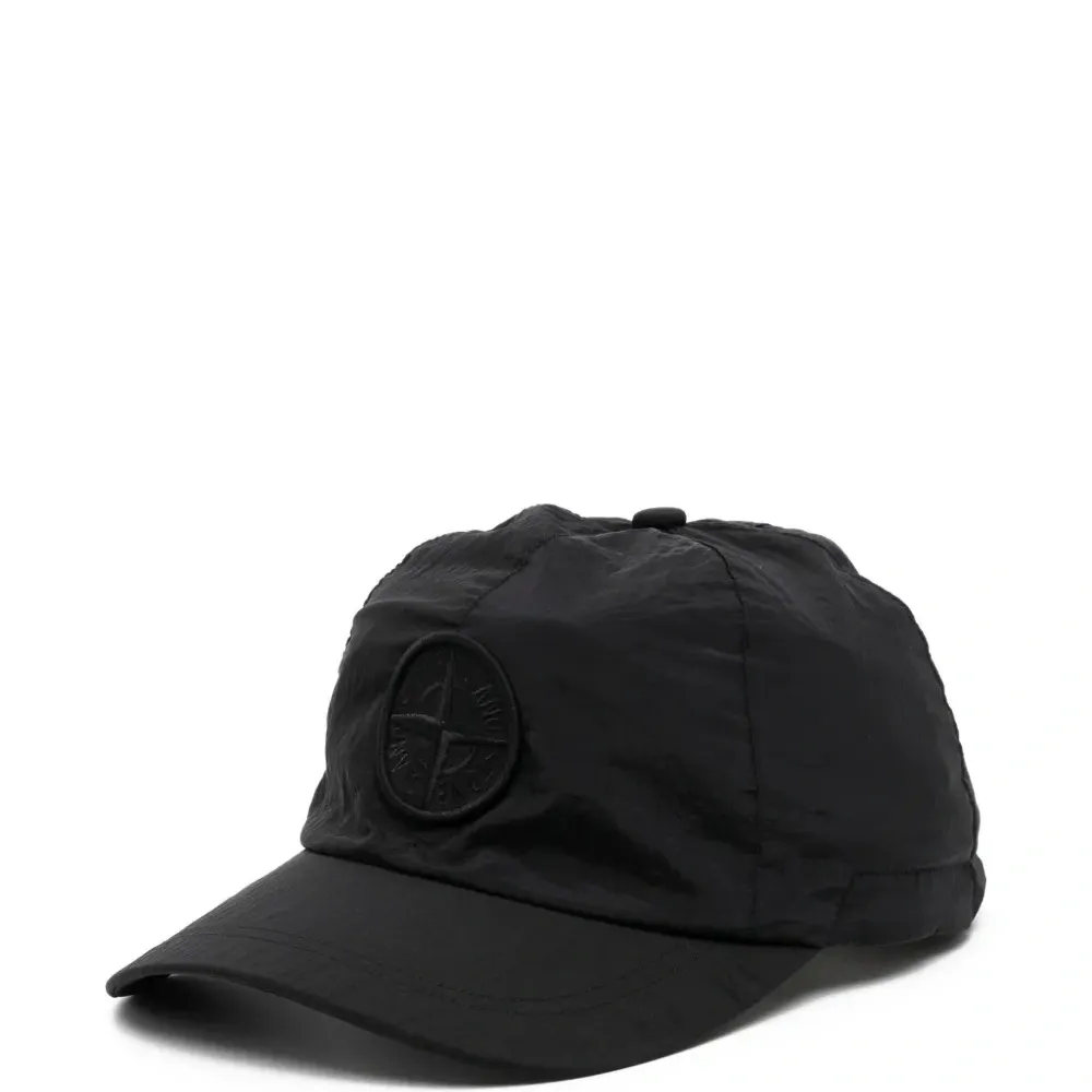 бейсболка с вышитым логотипом