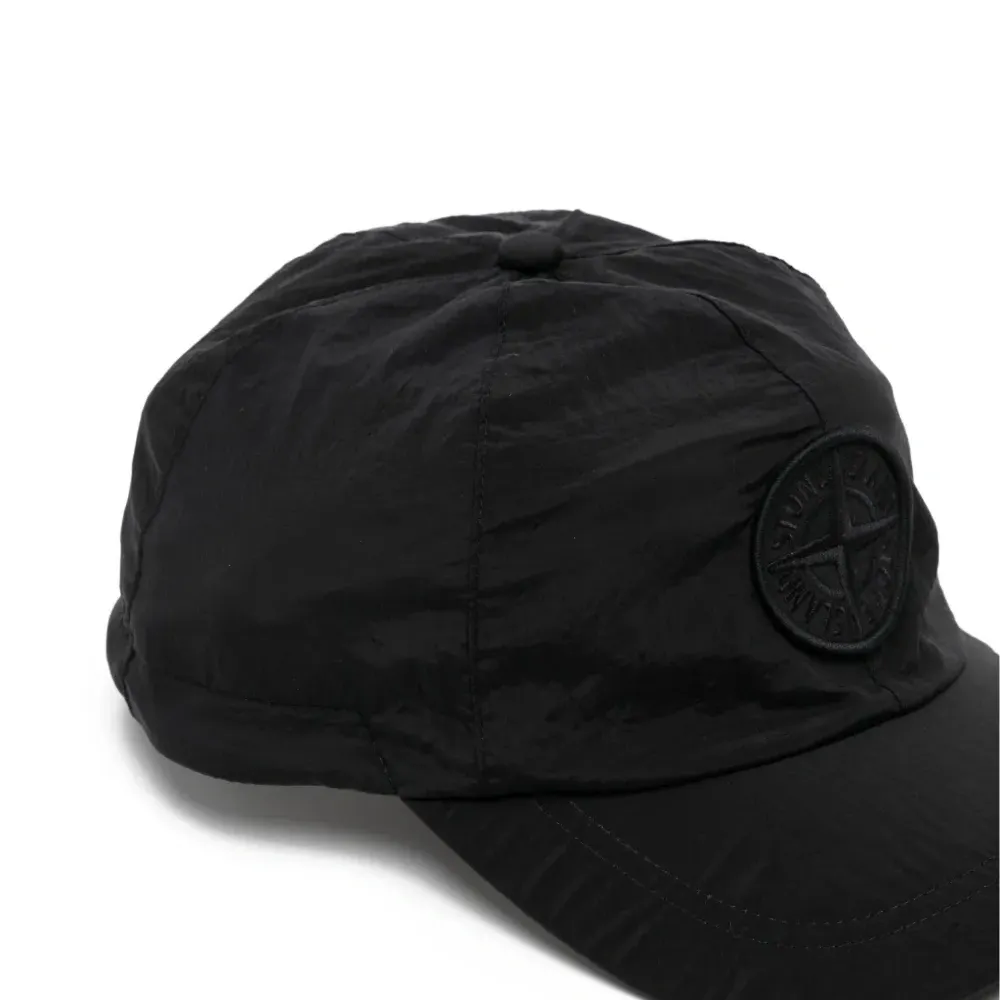 бейсболка с вышитым логотипом