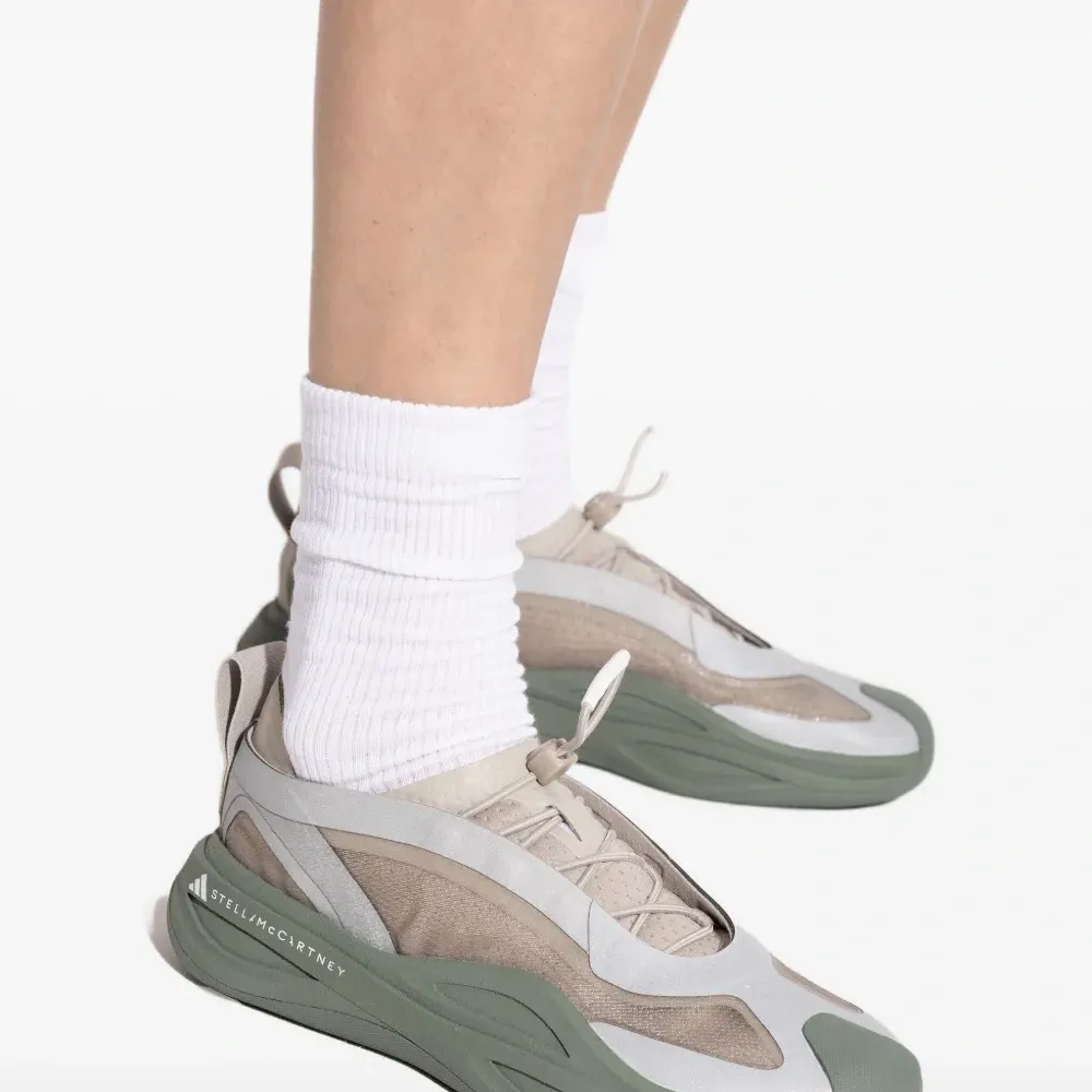 Кроссовки со вставками