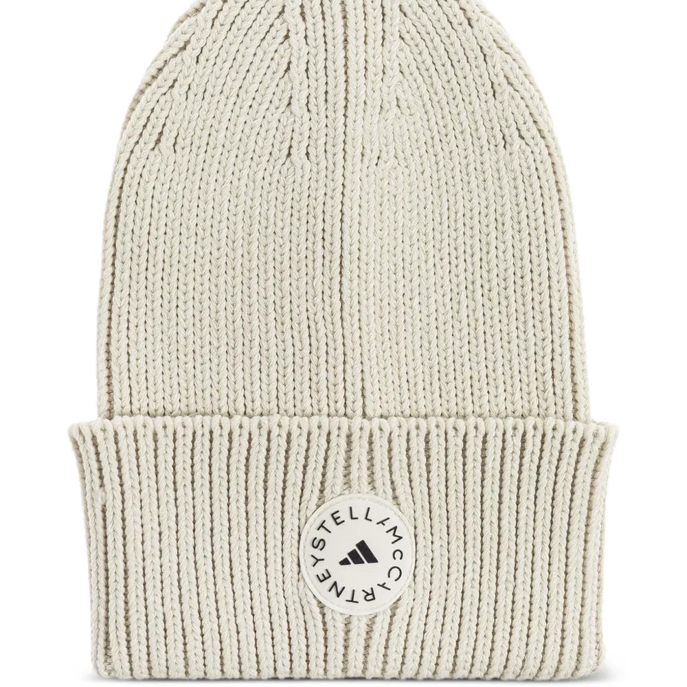 шапка бини в рубчик с нашивкой-логотипом