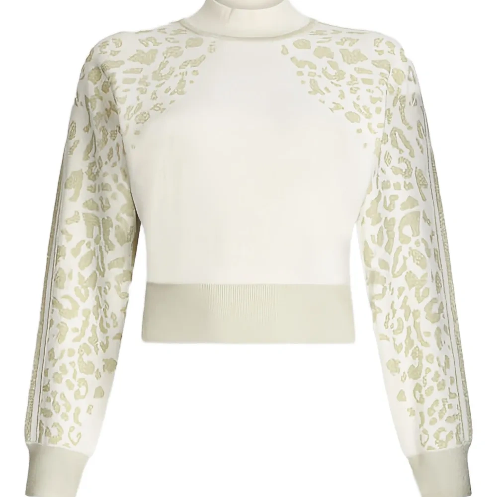 Свитер с высоким воротником и анималистичным принтом