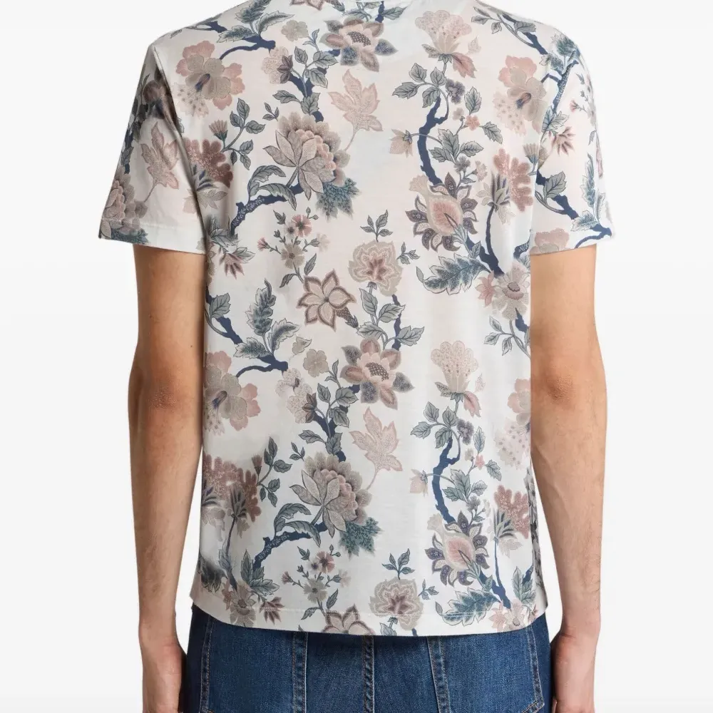Футболка с цветочным принтом