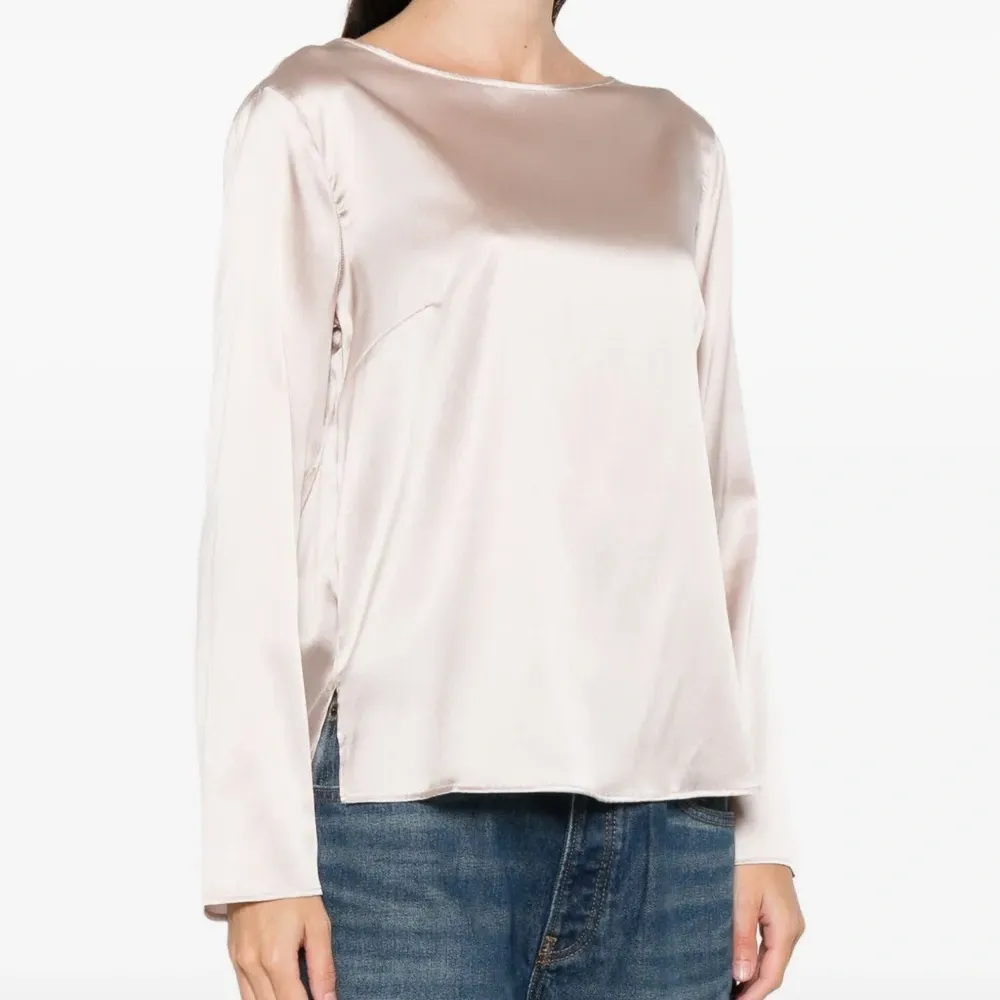 Блузка с вырезом-лодочкой и длинными рукавами