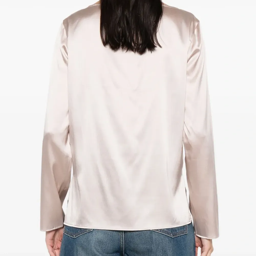 Блузка с вырезом-лодочкой и длинными рукавами