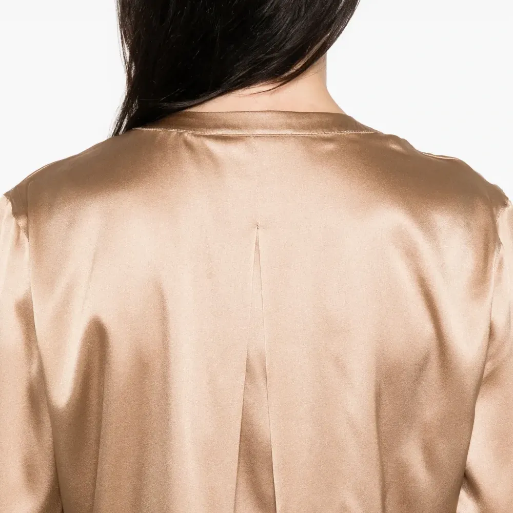 Блузка с V-образным вырезом на пуговицах