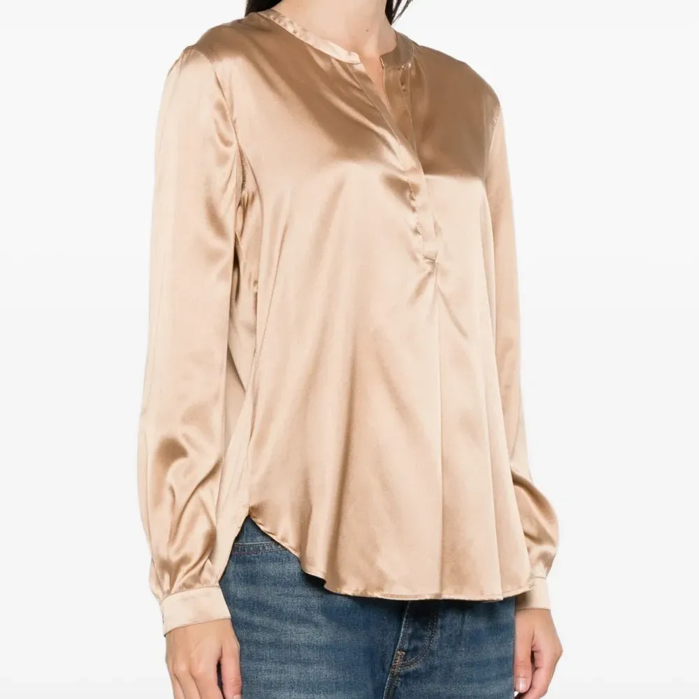 Блузка с V-образным вырезом на пуговицах