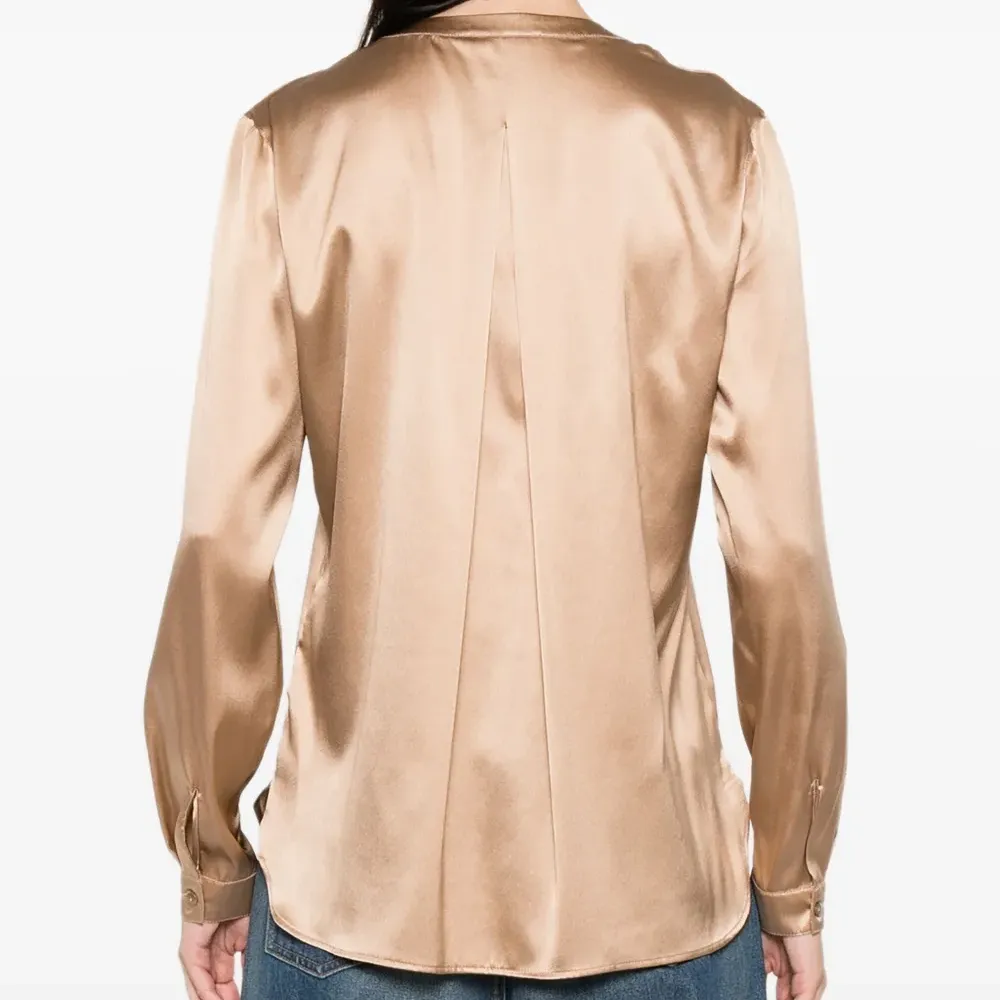 Блузка с V-образным вырезом на пуговицах