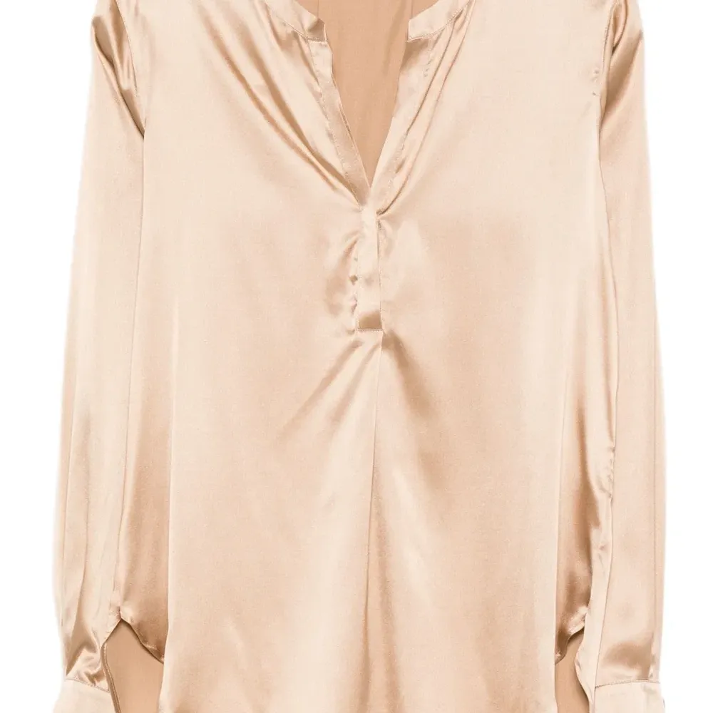 Блузка с V-образным вырезом на пуговицах