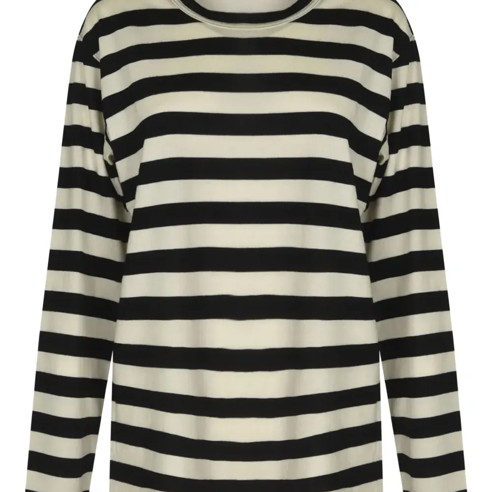 полосатая футболка с длинными рукавами