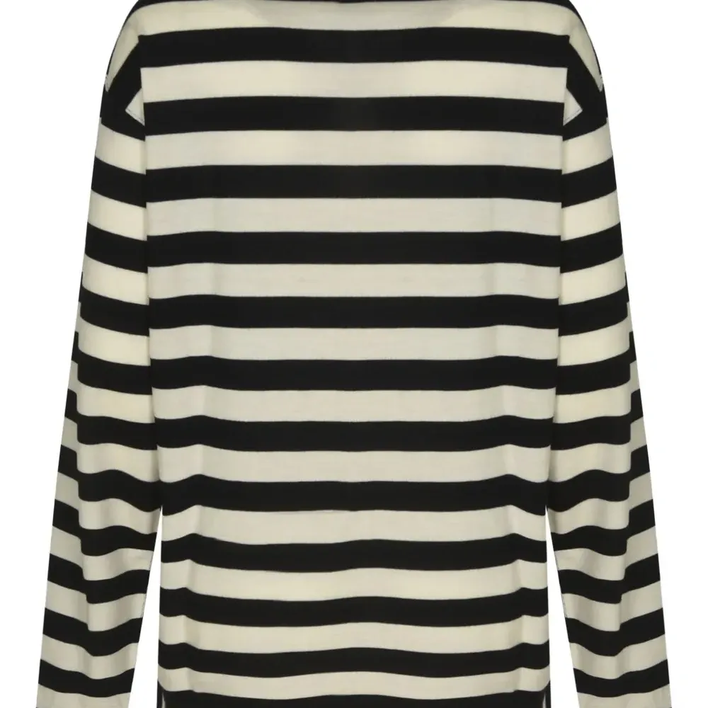 полосатая футболка с длинными рукавами