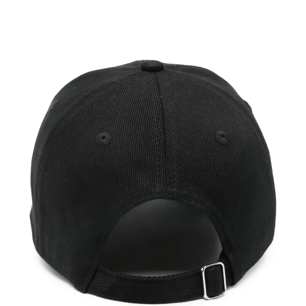 Бейсболка с искажённым логотипом