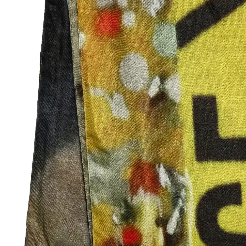 Шарф с принтом в виде букв