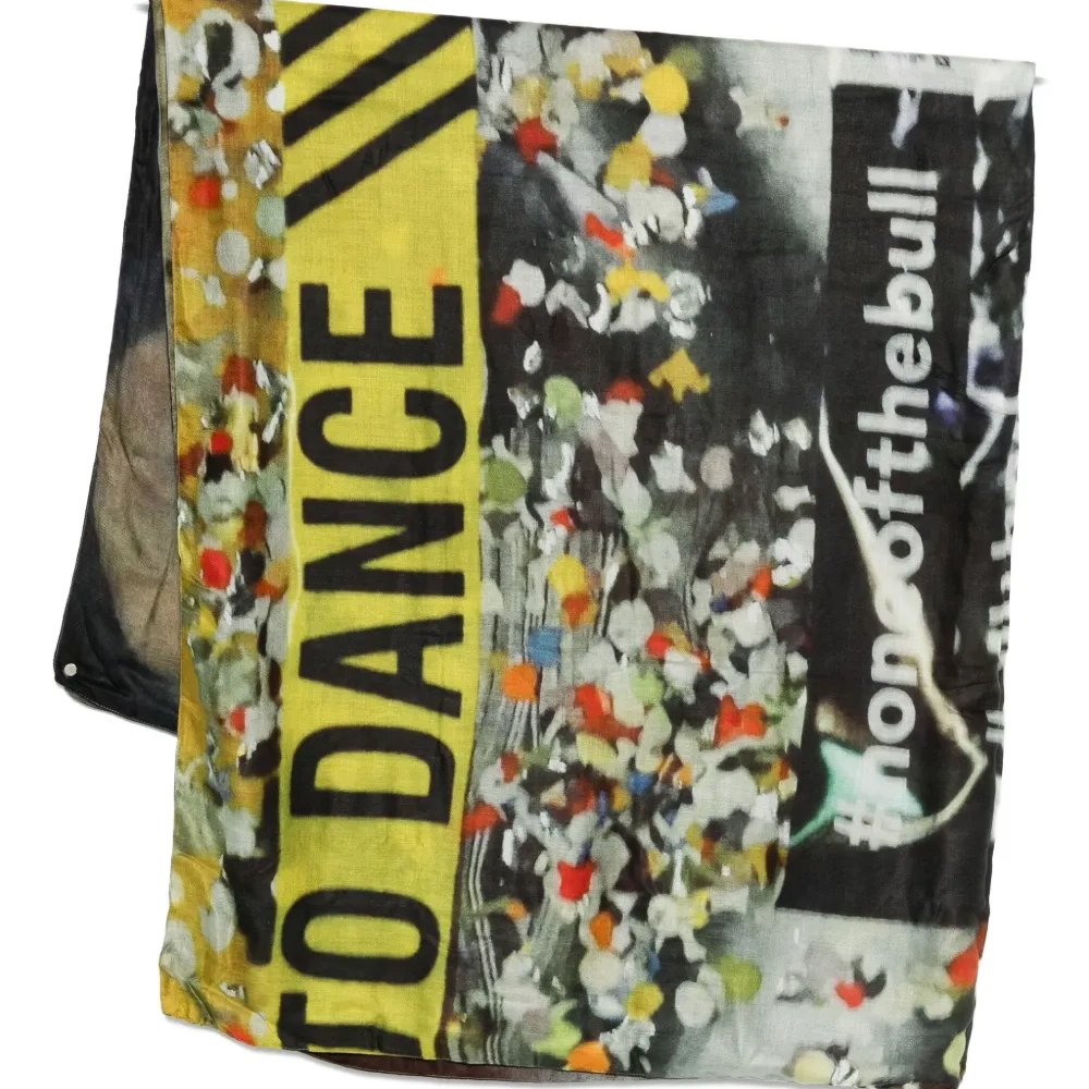 Шарф с принтом в виде букв