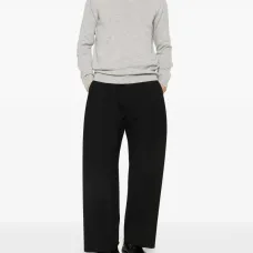 Свитер с круглым вырезом